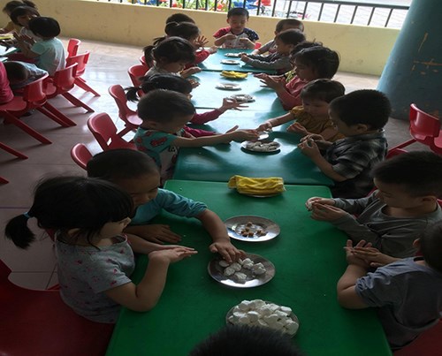 Các bé lớp MG bé C5 trường mầm non Phúc Đồng vui đón tết hàn thực